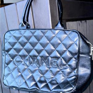 hand bag, color black . Size medium